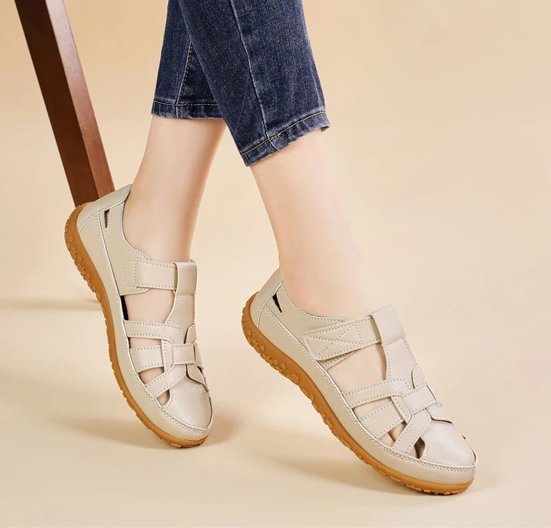 صنادل نسائية صيفية مسطحة بأصابع مغطاة للمشي