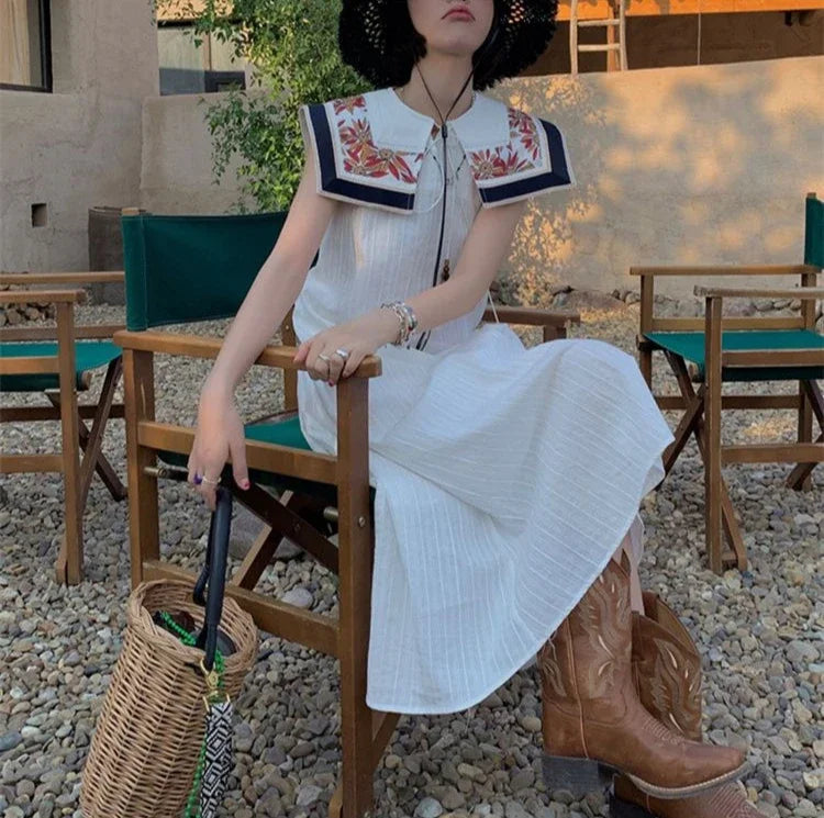 حذاء نسائي متوسط الساق من الجلد مطرز باللون الوردي