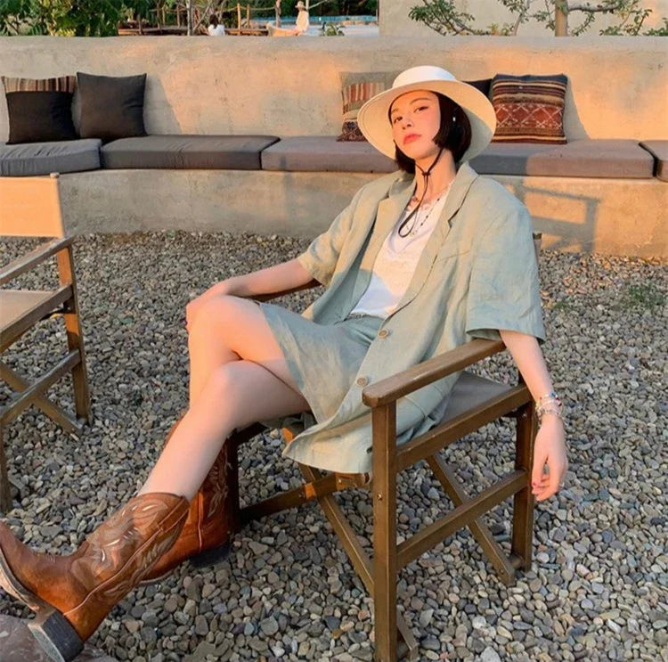 حذاء نسائي متوسط الساق من الجلد مطرز باللون الوردي