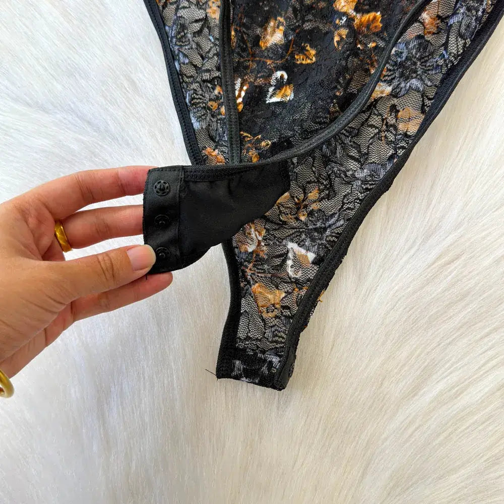 بدلة جسم نسائية مطبوعة بشبكة ورقبة مربعة