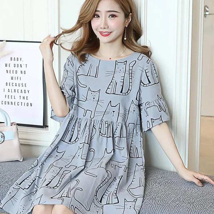 Loose Korean cartoon cat maternity dress, knee-length, gray, short sleeves, perfect for summer wear.