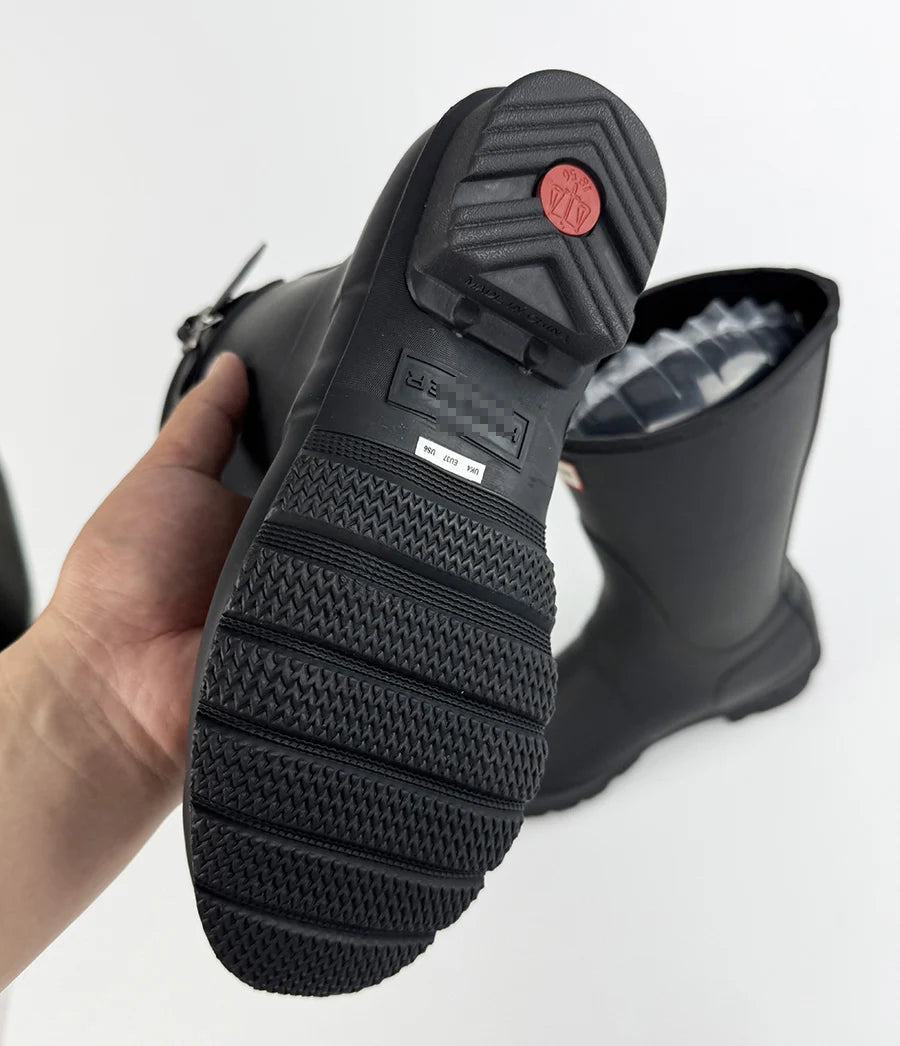 حذاء نسائي من الجلد المطرز حتى منتصف الساق