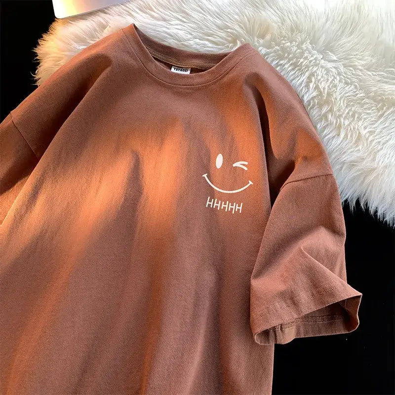 تي شيرت نسائي فضفاض غير رسمي بمقاس كبير ووجه مبتسم