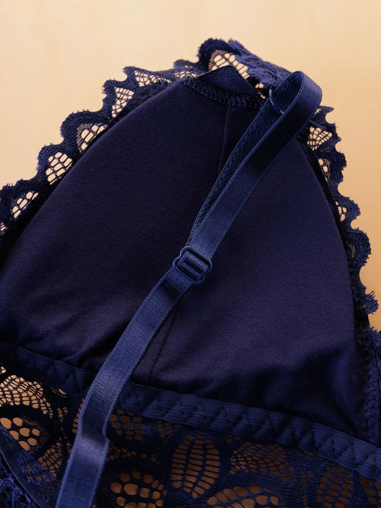 طقم حمالة صدر دانتيل متباين للنساء