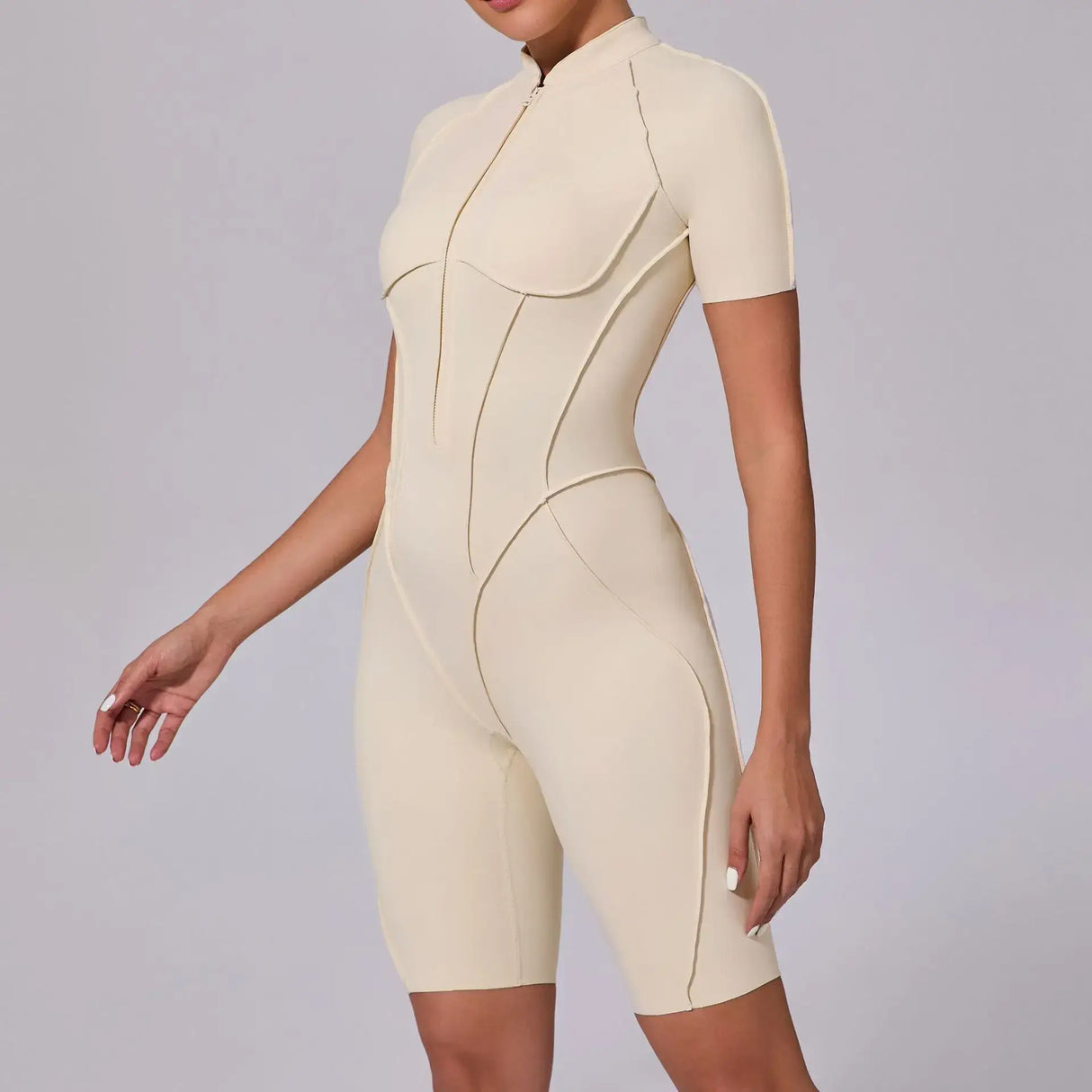 جمبسوت رياضي قصير بسحاب للنساء