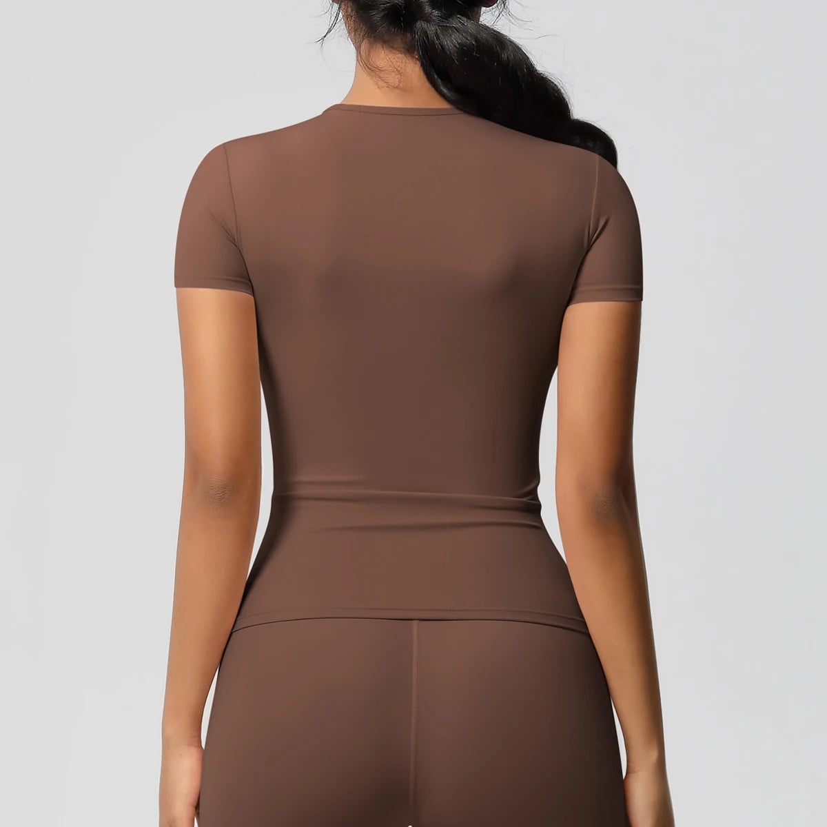 بلوزة رياضية نسائية مرنة وسريعة الجفاف