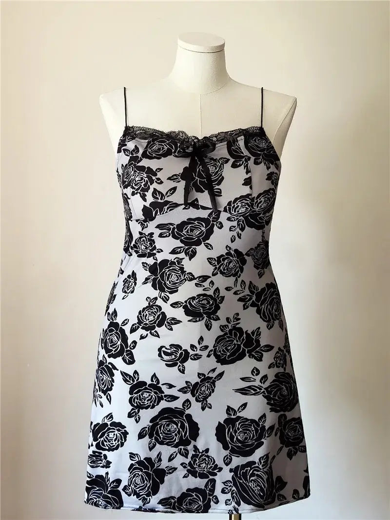 فستان نوم نسائي مقاس إضافي برباط من الدانتيل