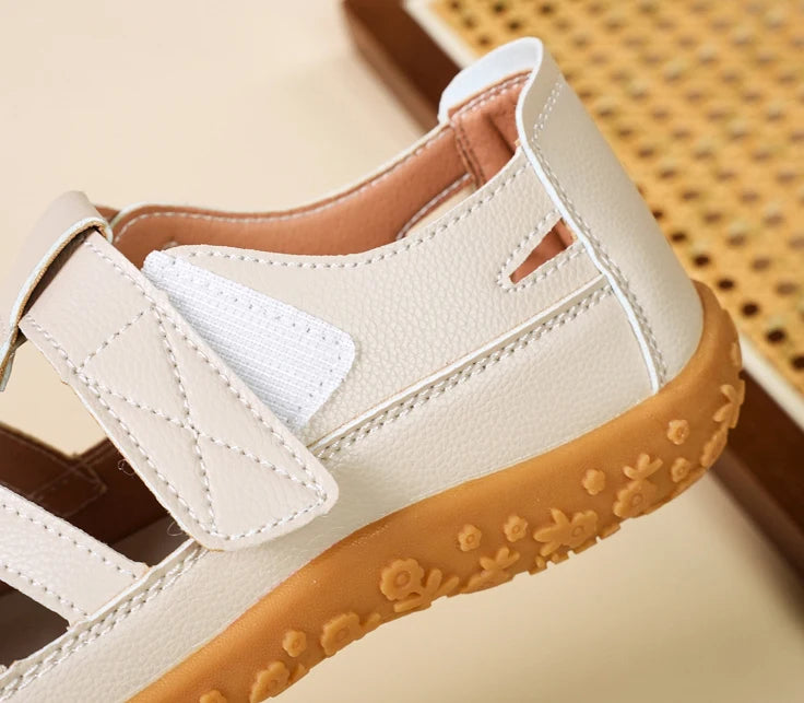 صنادل نسائية صيفية مسطحة بأصابع مغطاة للمشي