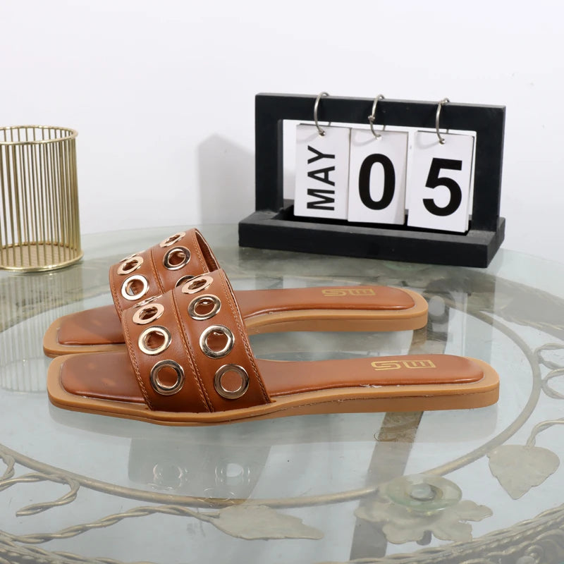 صنادل نسائية صيفية مسطحة مربعة الشكل