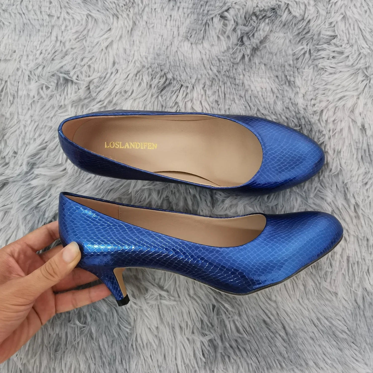 حذاء بكعب منخفض أحمر اللون 2025 بكعب 5 سم من جلد التمساح