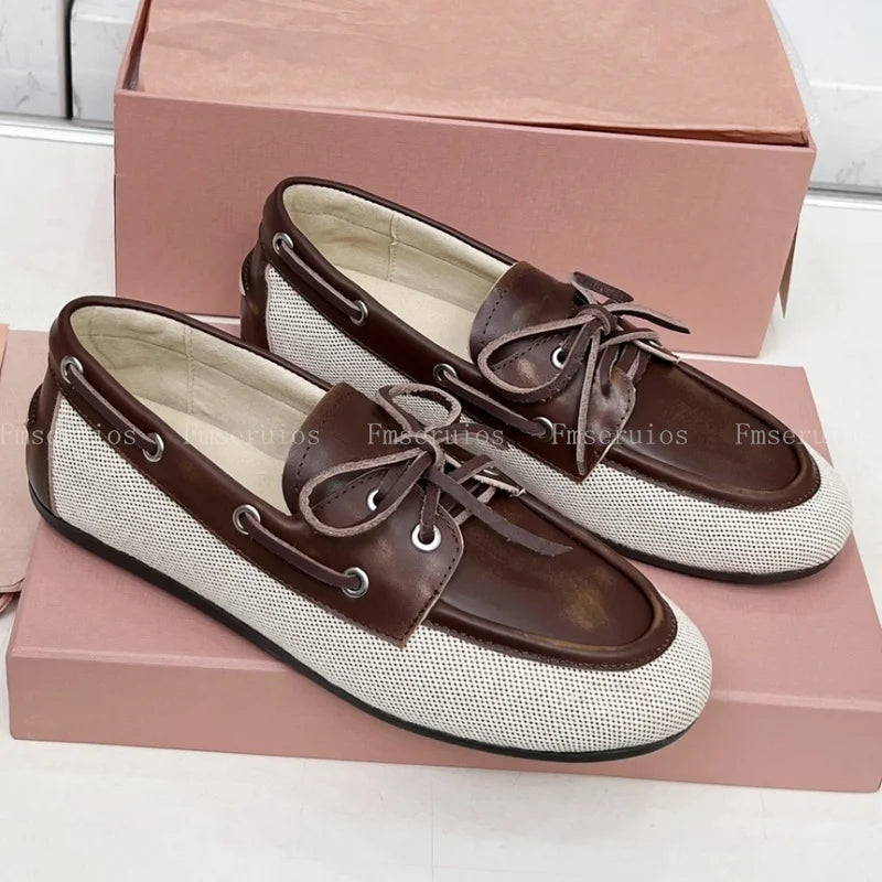 صندل نسائي بكعب منخفض وحزام مطوي على شكل قطة