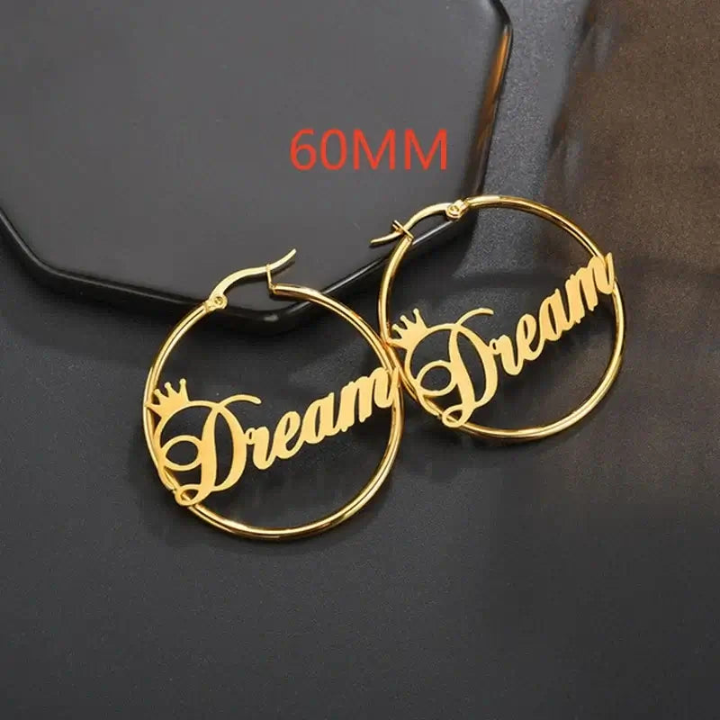 أقراط دائرية مخصصة تحمل اسم التاج اللطيف للنساء