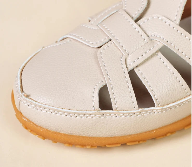 صنادل نسائية صيفية مسطحة بأصابع مغطاة للمشي