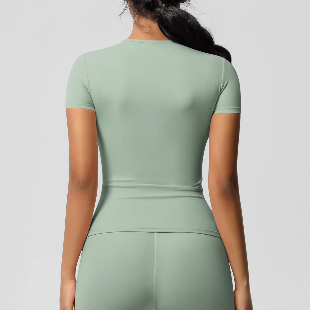 بلوزة رياضية نسائية مرنة وسريعة الجفاف