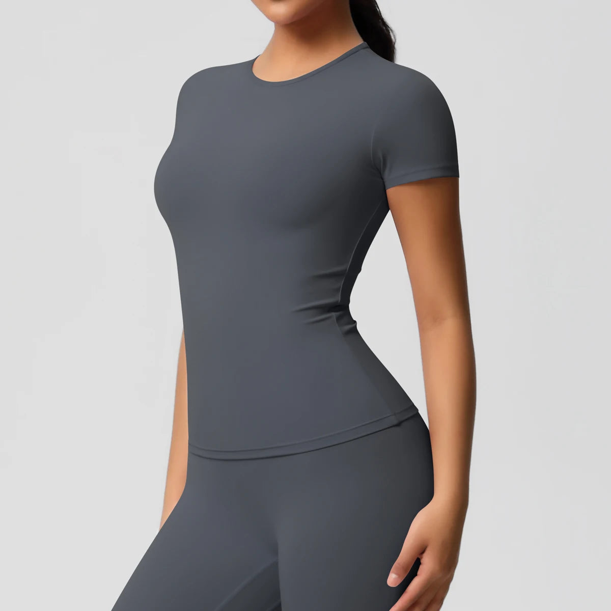 بلوزة رياضية نسائية مرنة وسريعة الجفاف