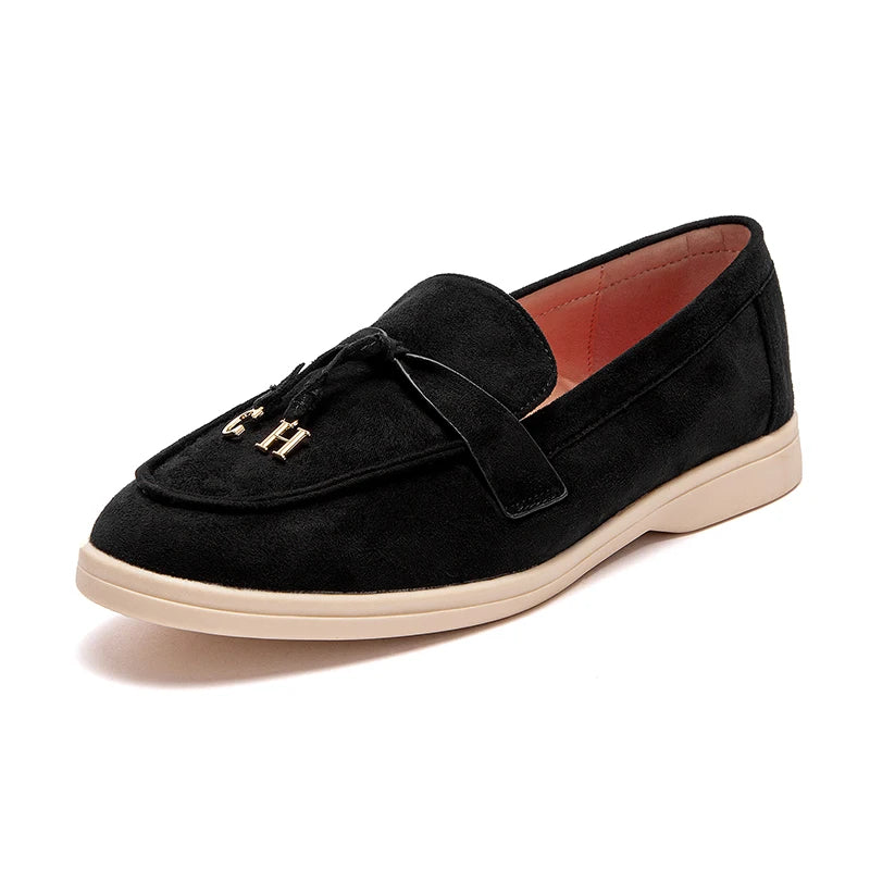 حذاء نسائي من الجلد اللامع بمقدمة مدببة