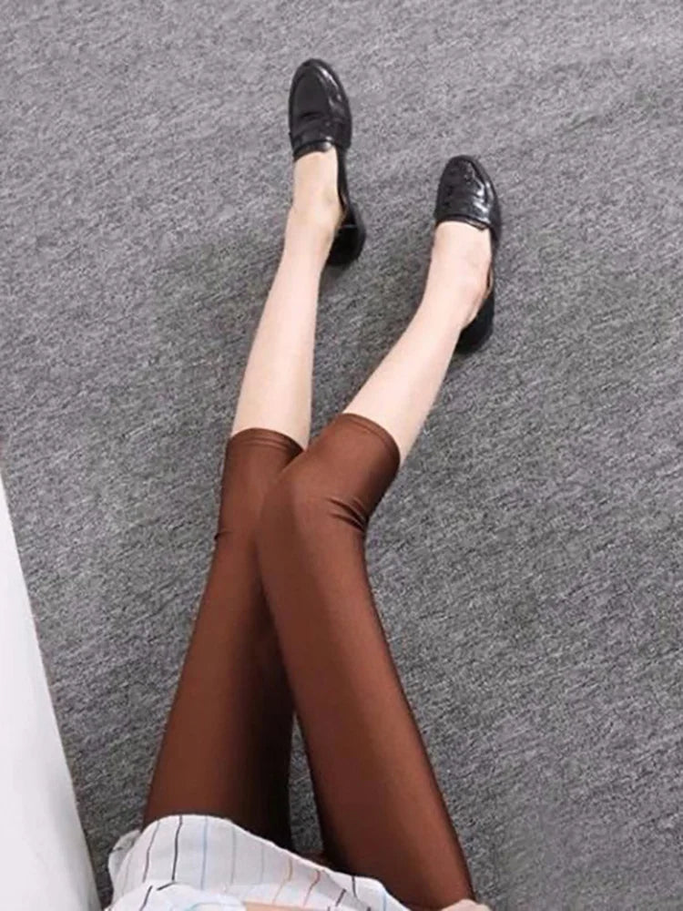 بنطال ليجنز نسائي من سباندكس لامع بلون النيون