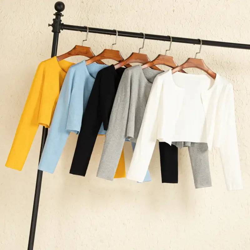 سترة نسائية سوداء قصيرة محبوكة