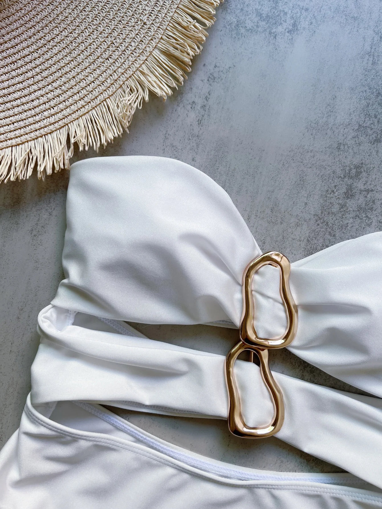 ملابس سباحة نسائية باندو بحلقة معدنية