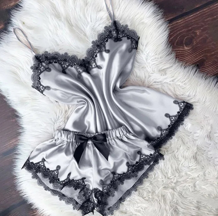 طقم بيجامة نسائية مخملية مع فيونكة