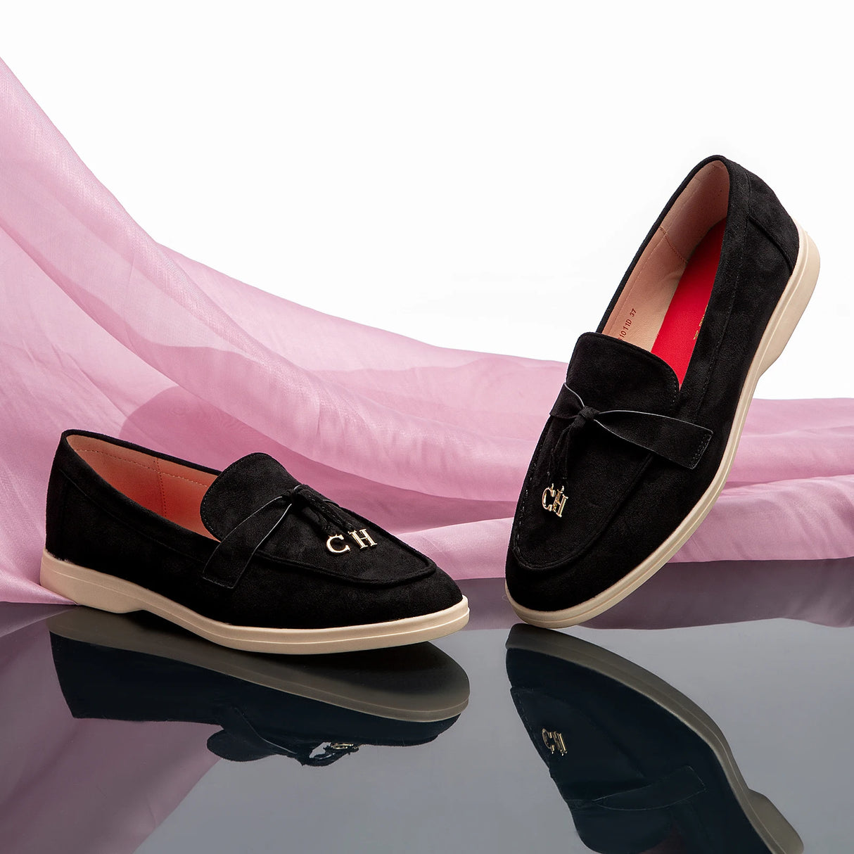 حذاء نسائي من الجلد اللامع بمقدمة مدببة