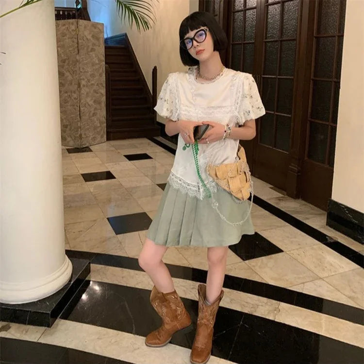 حذاء نسائي متوسط الساق من الجلد مطرز باللون الوردي