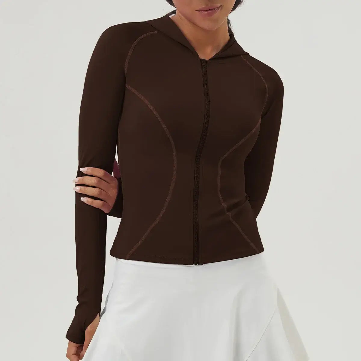 سترة لياقة بدنية نسائية بقصّة Slim Fit مع غطاء للرأس