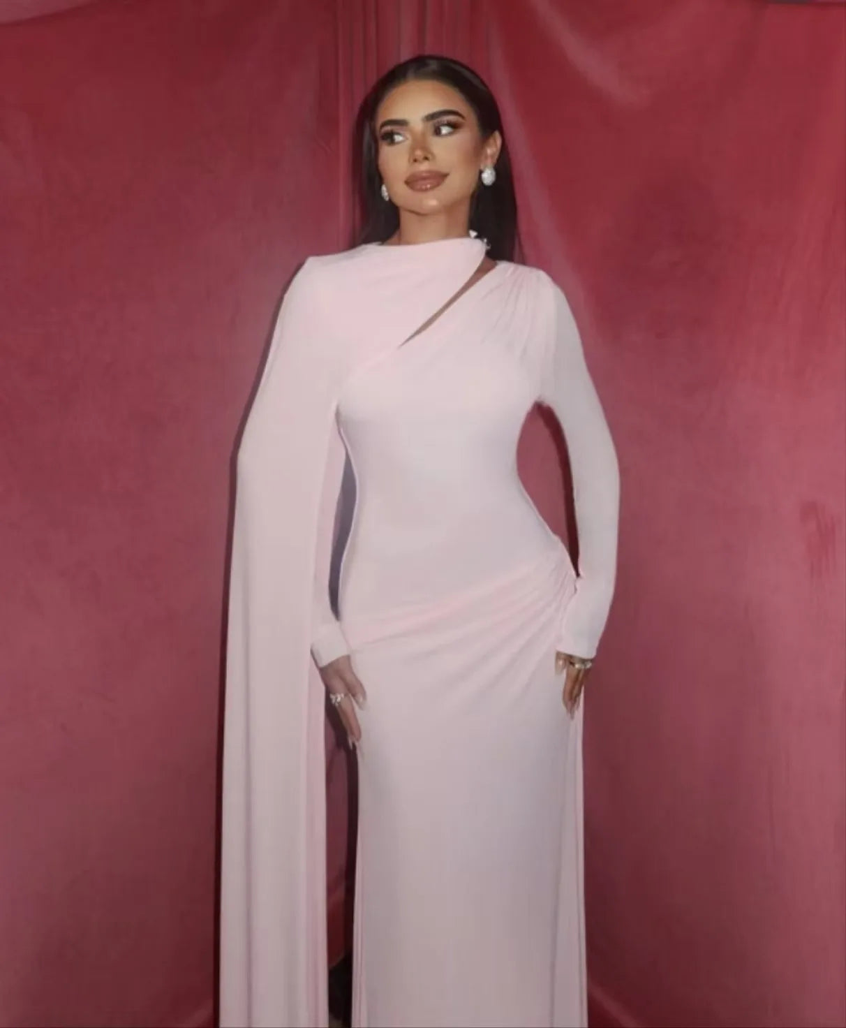 فستان نسائي طويل بشريط مطوي