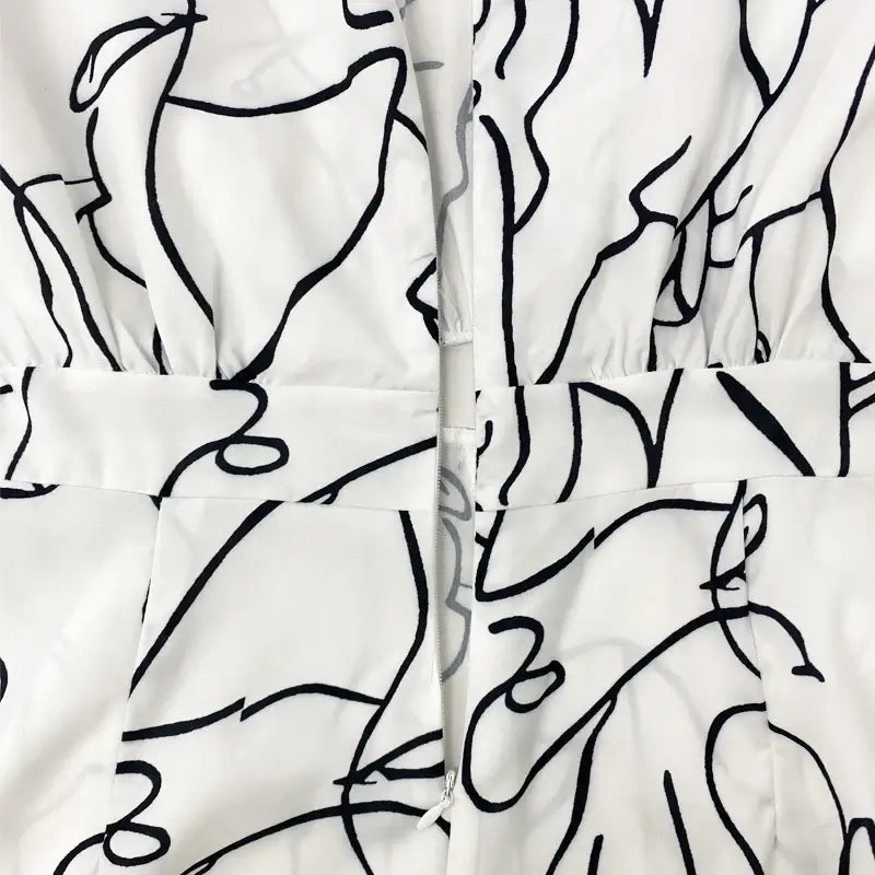 جمبسوت نسائي واسع الساق بطبعة فنية