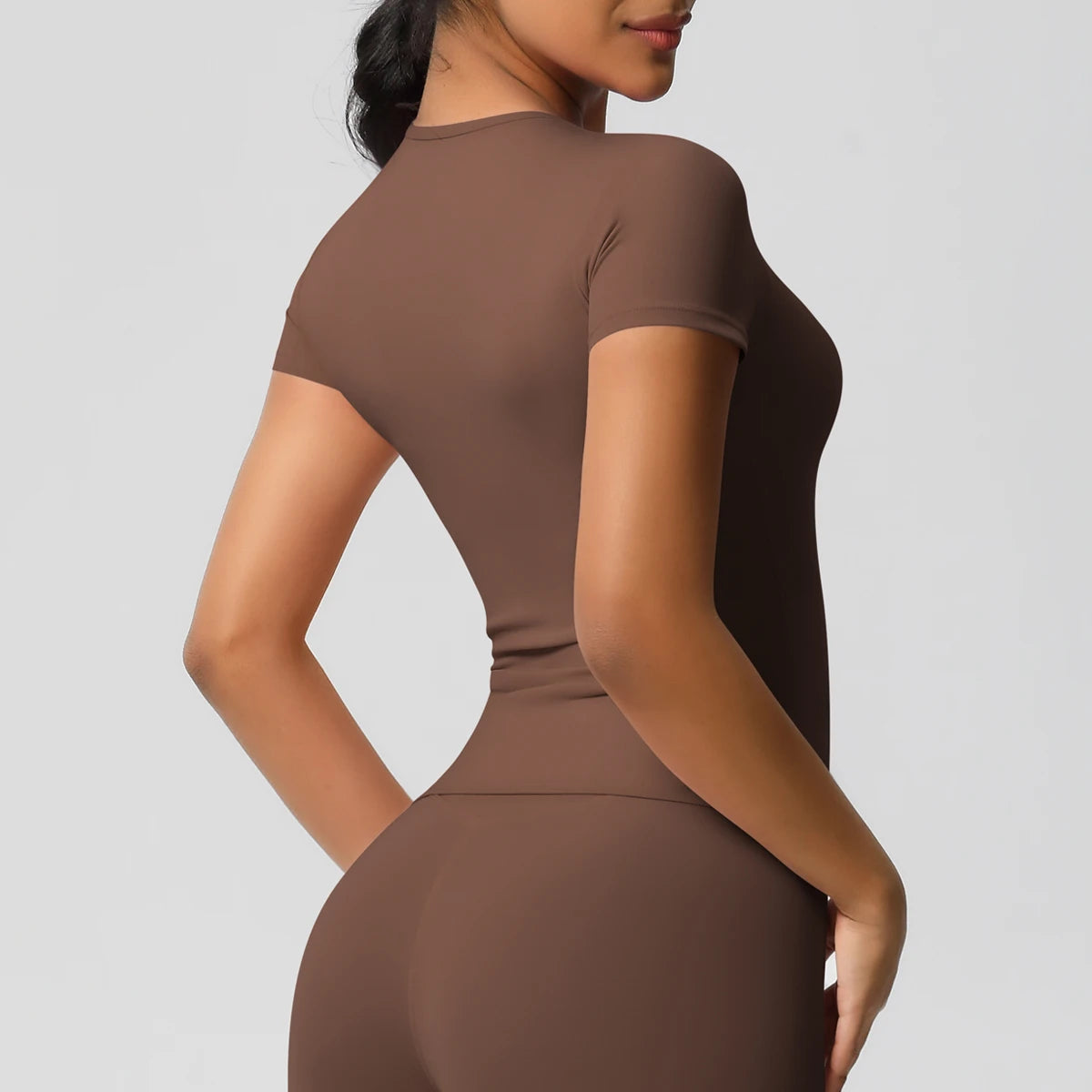 بلوزة رياضية نسائية مرنة وسريعة الجفاف