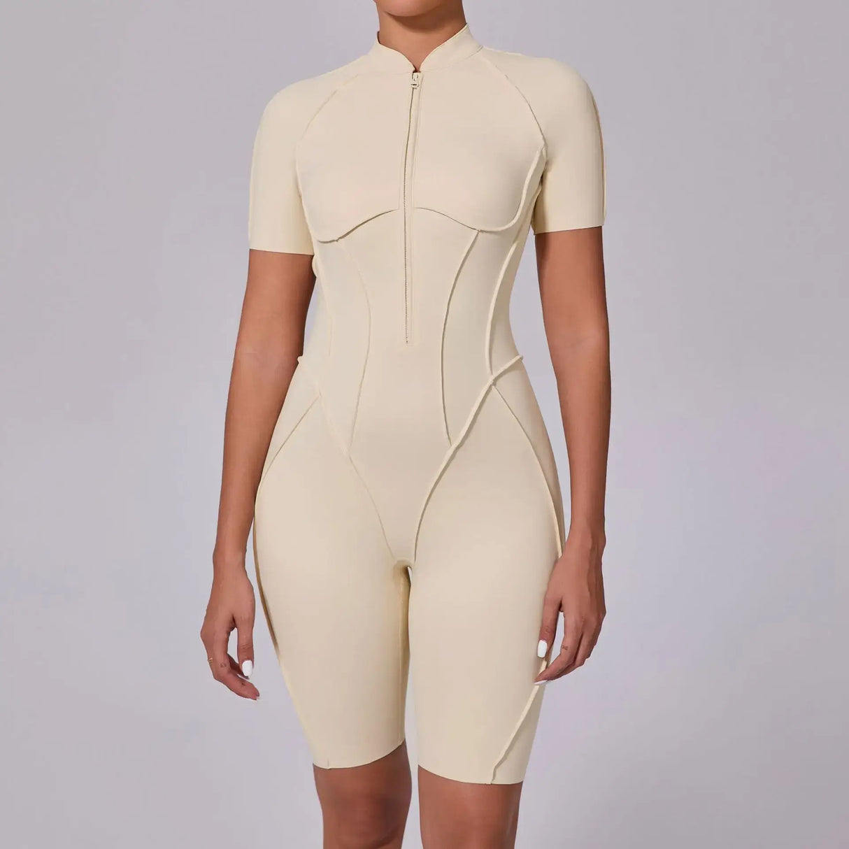 جمبسوت رياضي قصير بسحاب للنساء