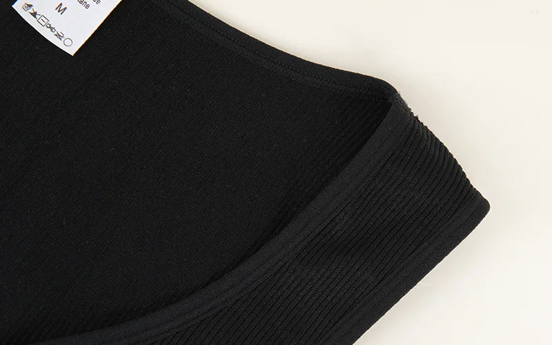 توب نسائي بدون أكمام بفتحة رقبة على شكل حرف V