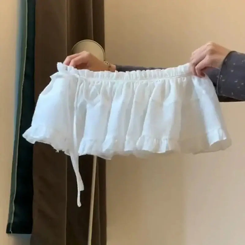 تنورة نسائية من الدانتيل بتصميم Y2K