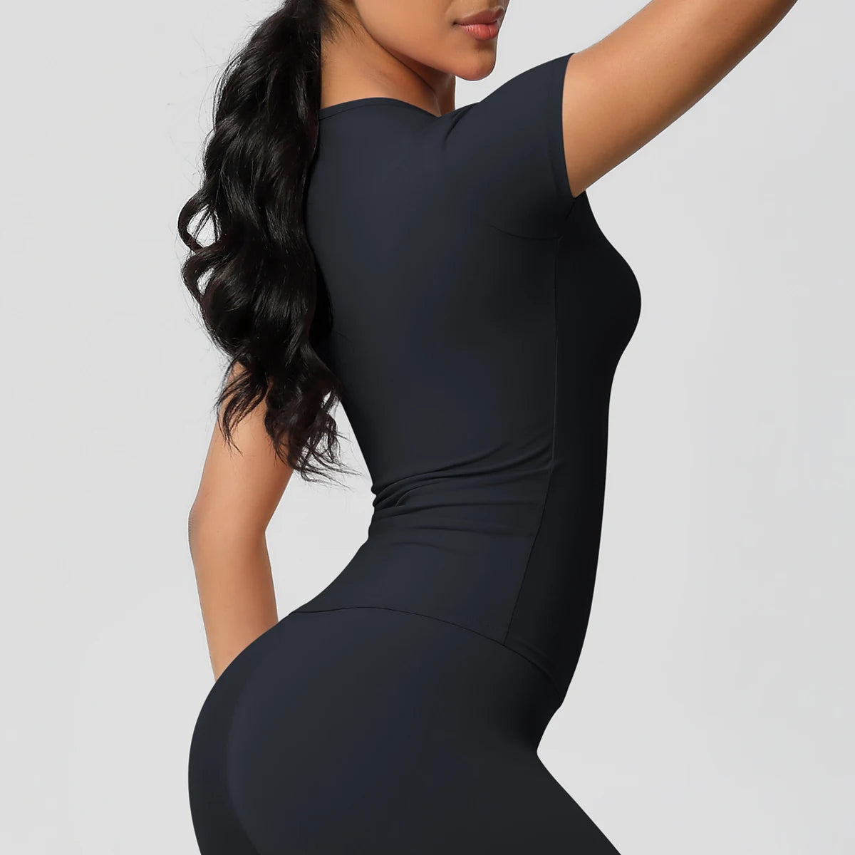 بلوزة رياضية نسائية مرنة وسريعة الجفاف