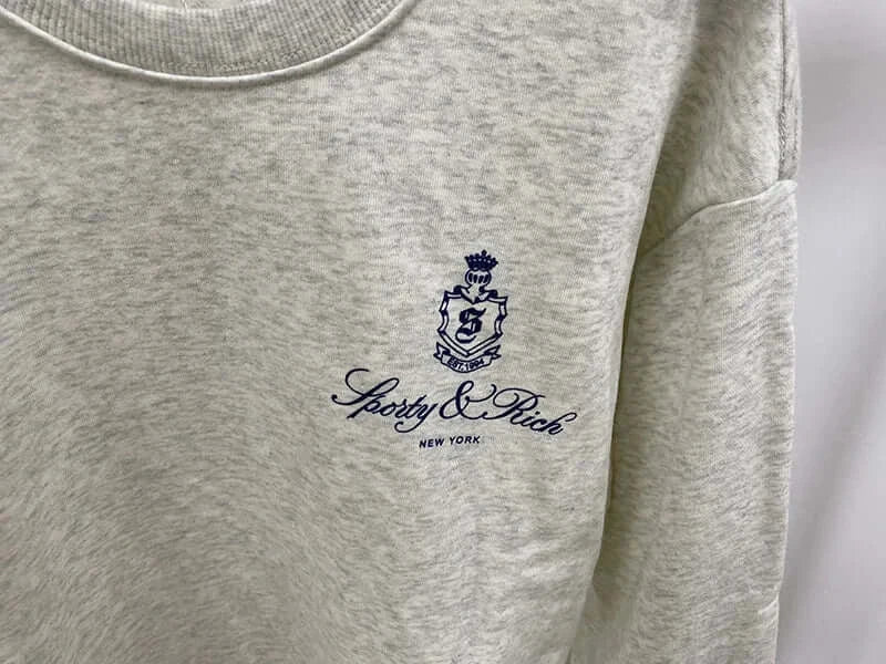 سويت شيرت نسائي بطبعة حروف عتيقة برقبة دائرية