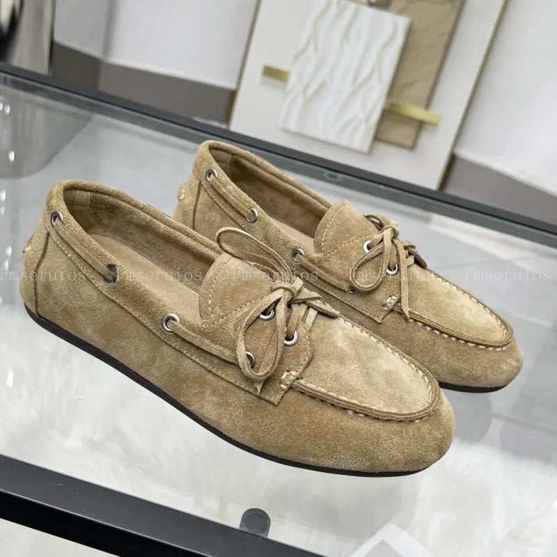 صندل نسائي بكعب منخفض وحزام مطوي على شكل قطة