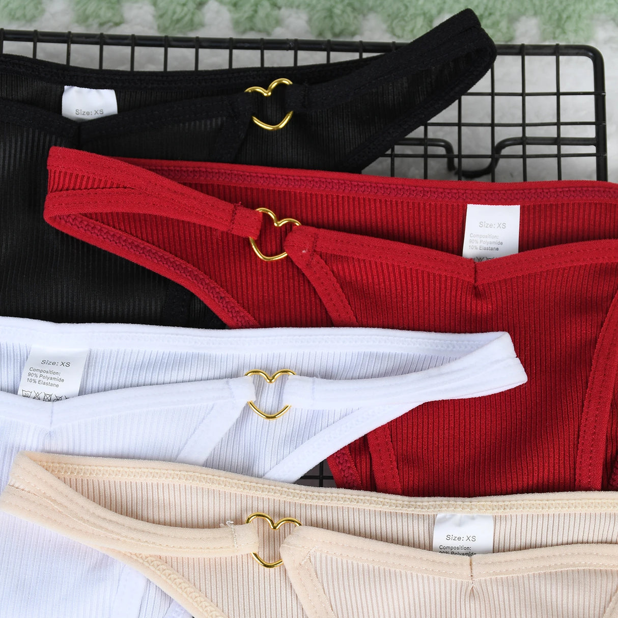 طقم ثونغ مجوف للنساء