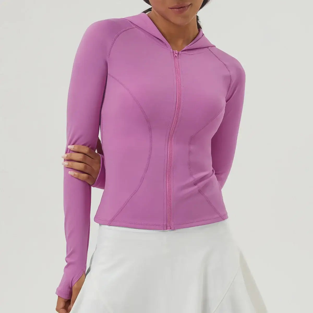 سترة لياقة بدنية نسائية بقصّة Slim Fit مع غطاء للرأس