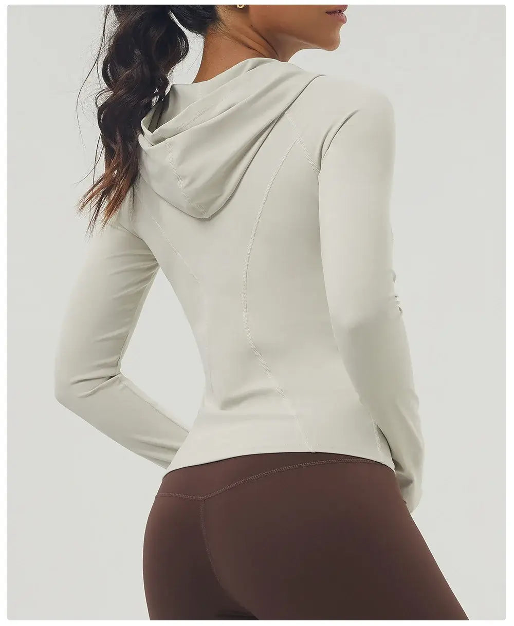 سترة لياقة بدنية نسائية بقصّة Slim Fit مع غطاء للرأس