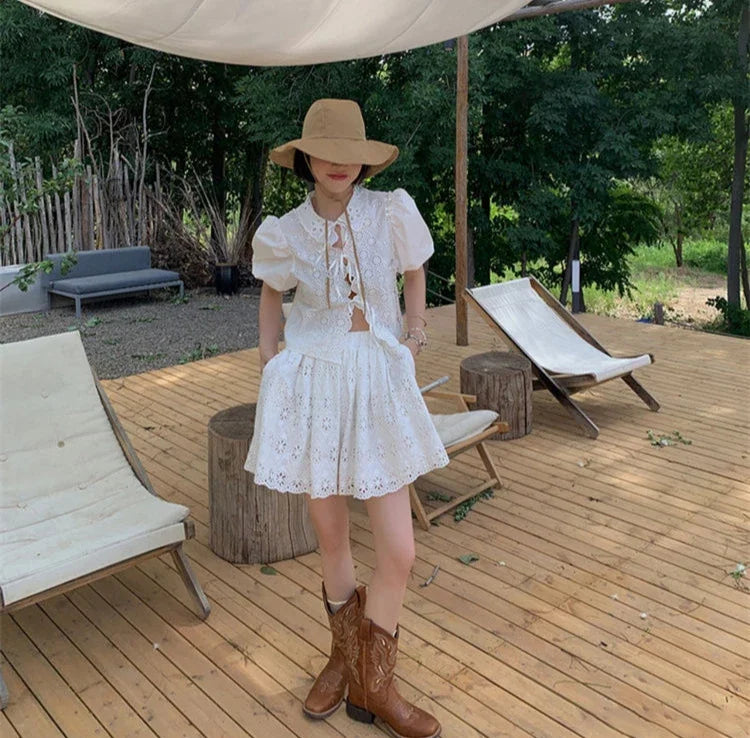 حذاء نسائي متوسط الساق من الجلد مطرز باللون الوردي