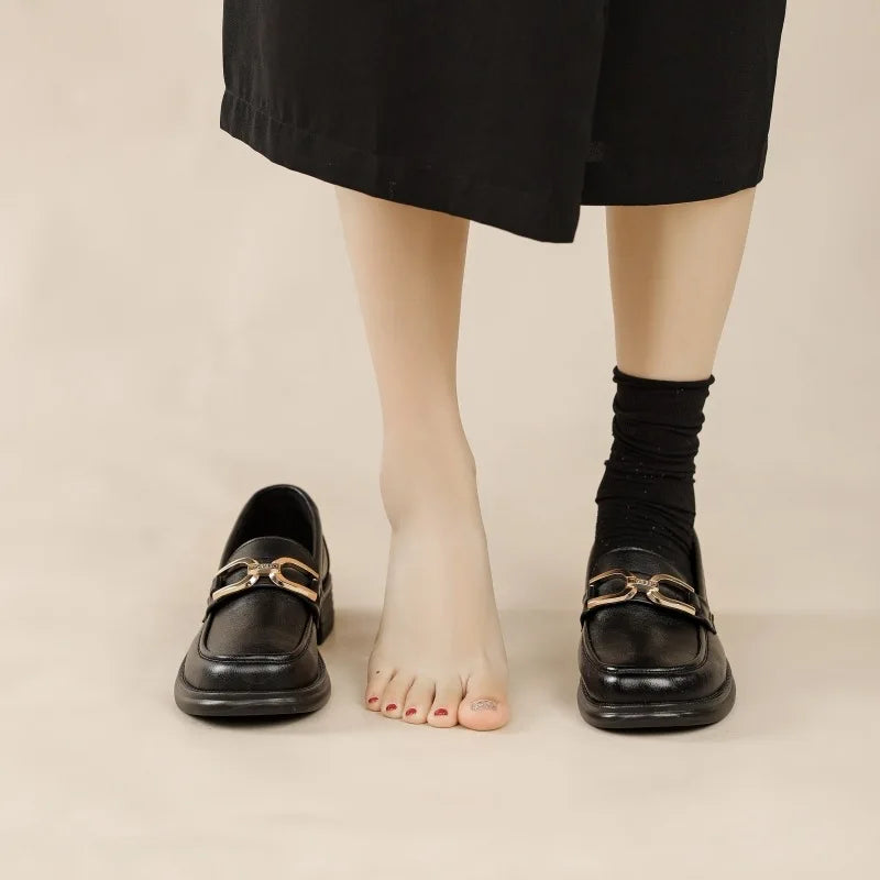 حذاء فاخر بكعب عالٍ وسلسلة معدنية - ٢٠٢٥