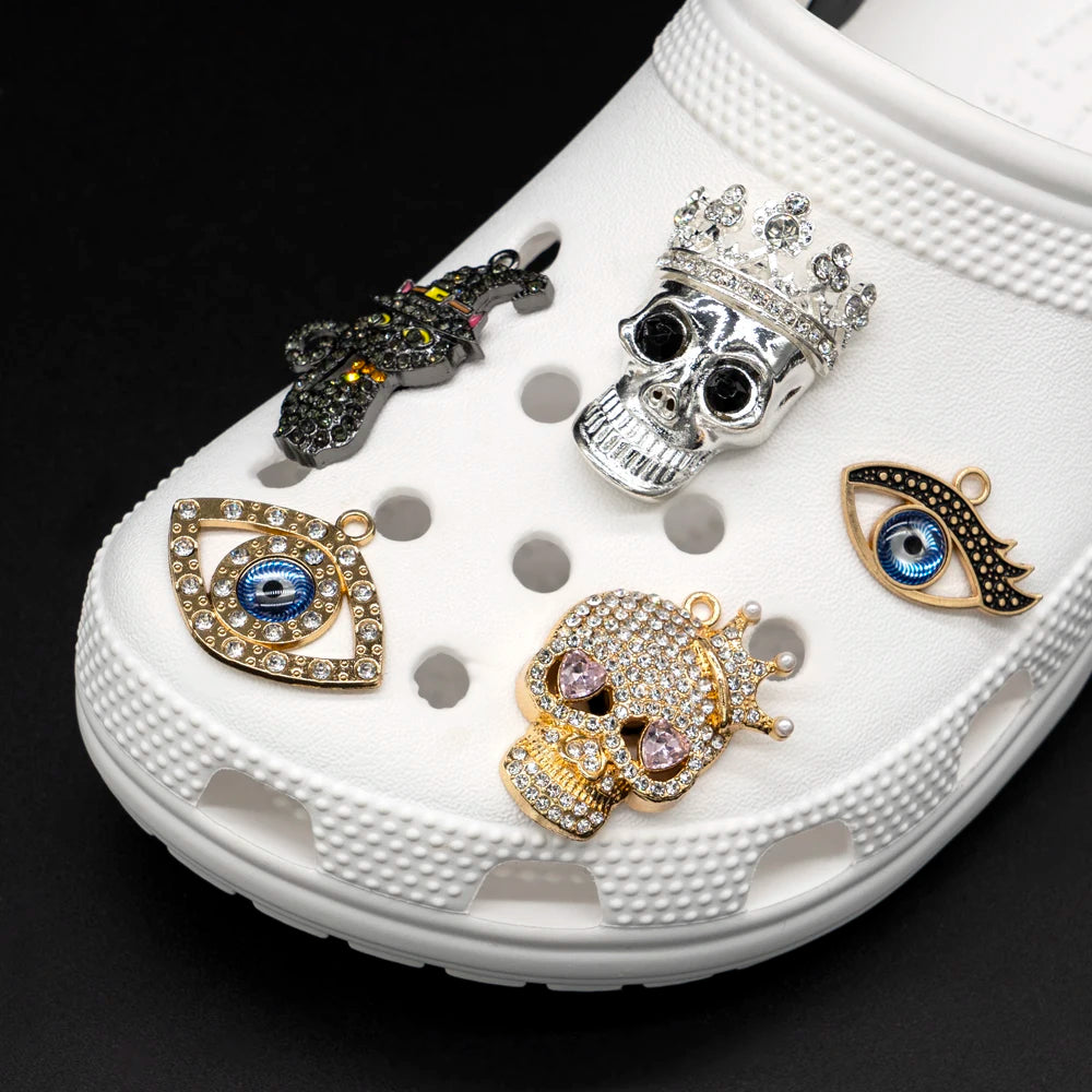 زينة أحذية نسائية على شكل جمجمة مع مشابك معدنية