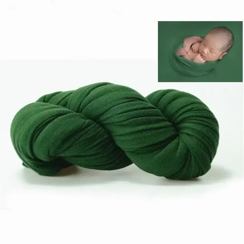 Solid green polyester blanket for baby photo shoots, ideal backdrop for newborn photography.