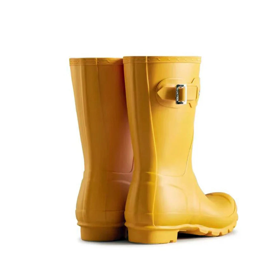 حذاء نسائي من الجلد المطرز حتى منتصف الساق