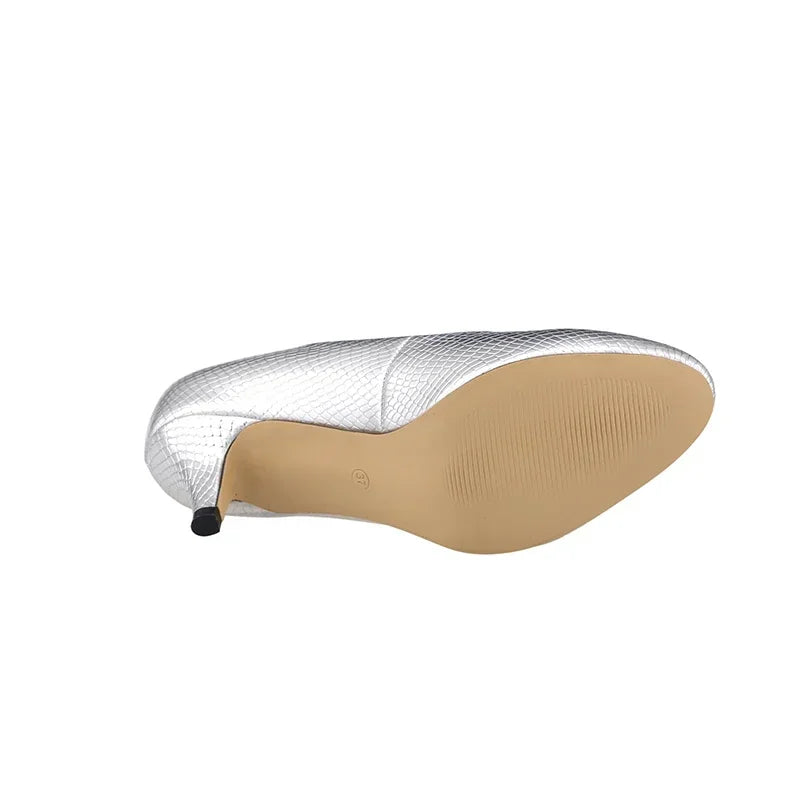 حذاء بكعب منخفض أحمر اللون 2025 بكعب 5 سم من جلد التمساح