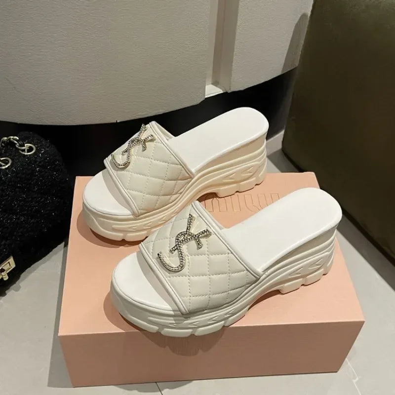 صنادل حروفية أنيقة للنساء