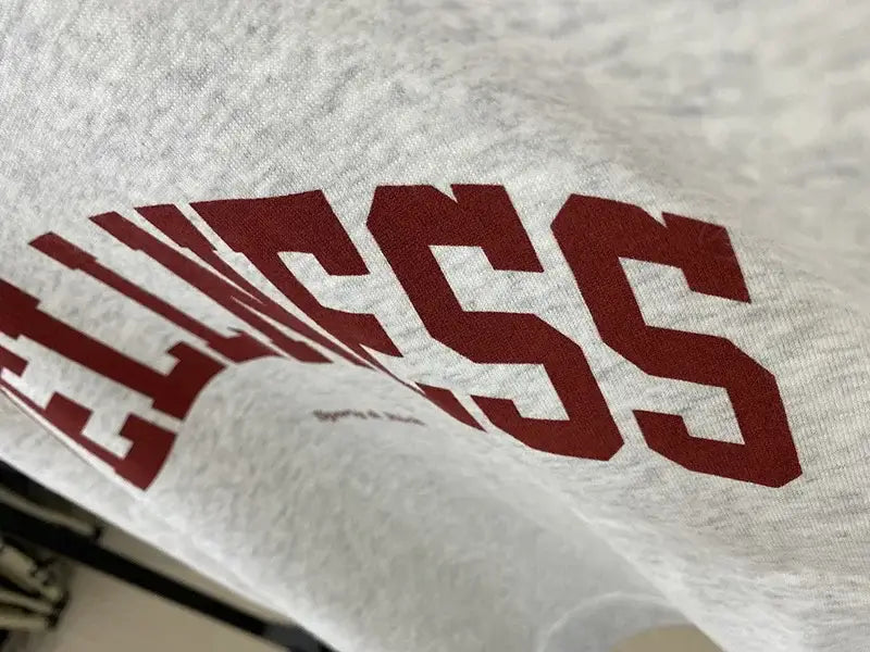 سويت شيرت نسائي بطبعة حروف عتيقة برقبة دائرية