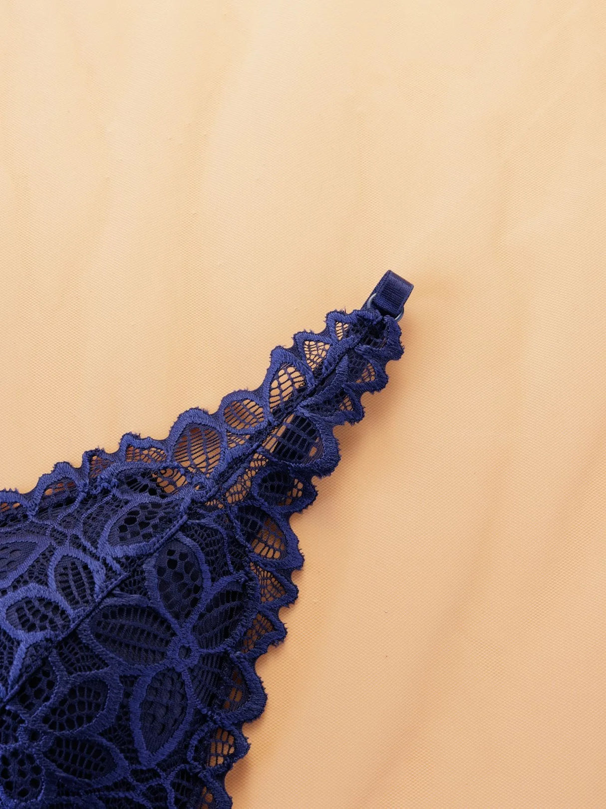 طقم حمالة صدر دانتيل متباين للنساء