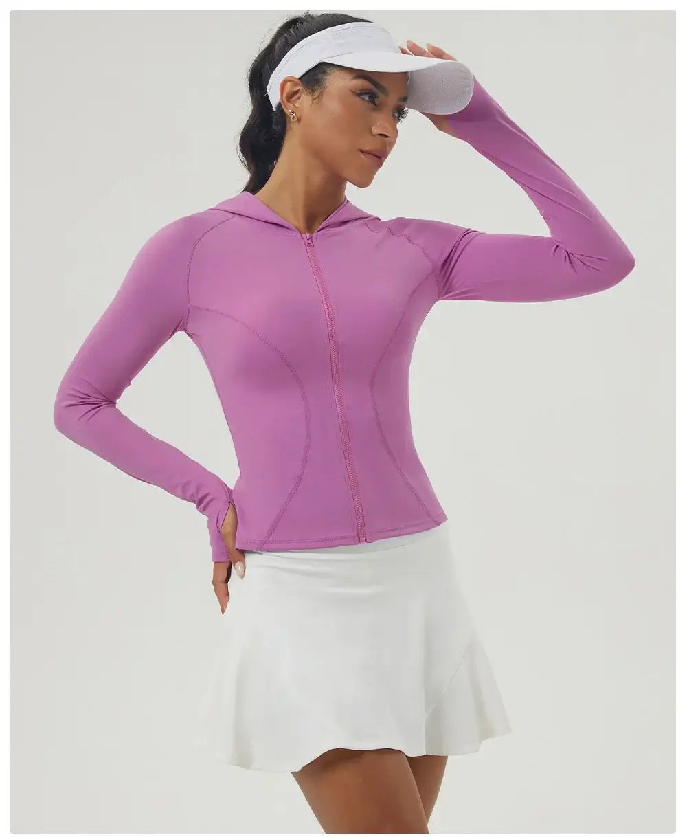 سترة لياقة بدنية نسائية بقصّة Slim Fit مع غطاء للرأس