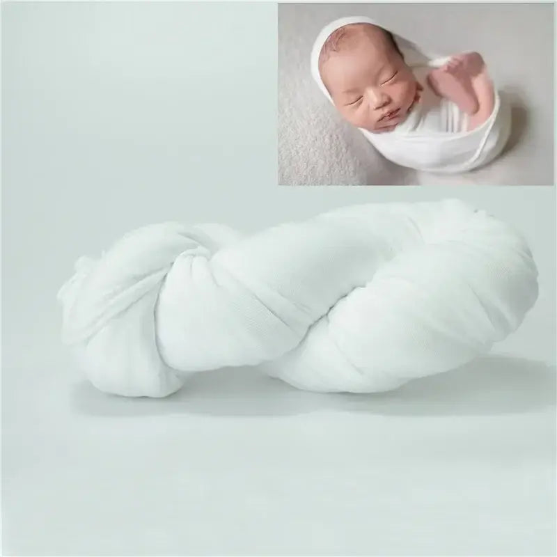 Solid white blanket backdrop for baby photo shoots, made from soft polyester, suitable for 0-1 year old infants.